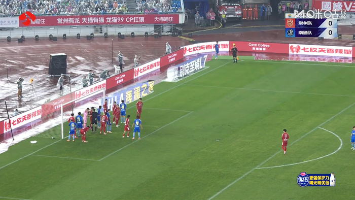 苏超南通队效仿英超，采用挤地铁角球战术