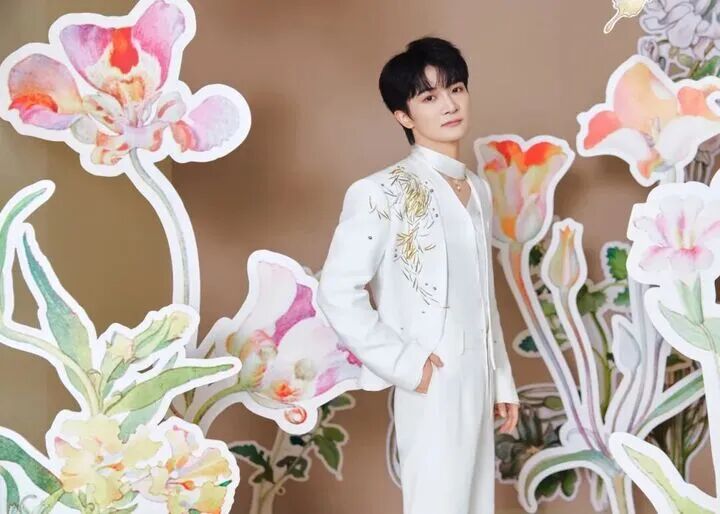 《热烈盛开》唱响“苏超”揭幕战：一首不写足球的足球之歌，与一座城市的音乐扎根