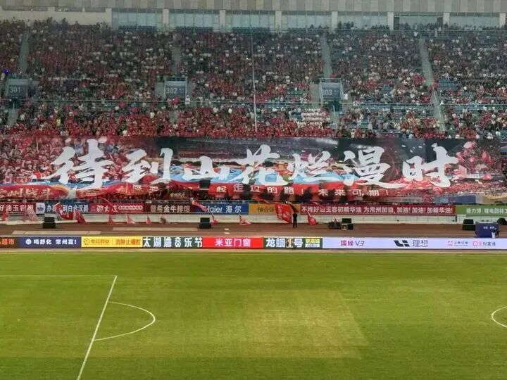 去年常州赛场上的巨大横幅。 源自：常州发布