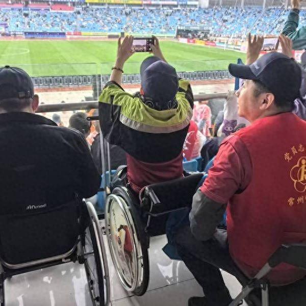 苏超揭幕战中的“暖光”：常州市邀请残疾人观赛团现场观战