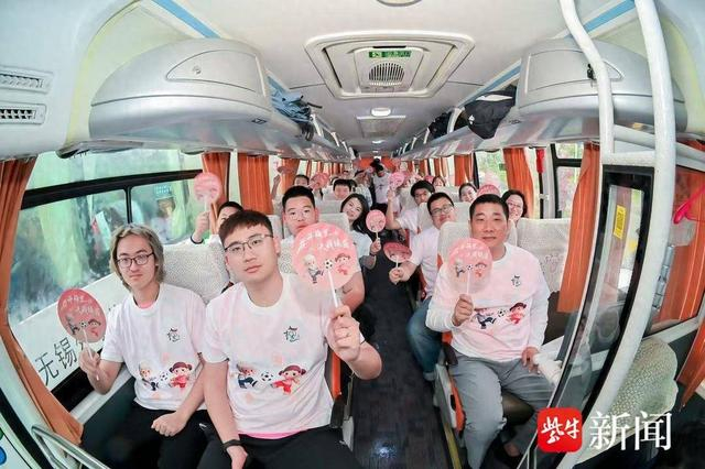 苏超赛场无锡梅村球迷刮起“梅村旋风”