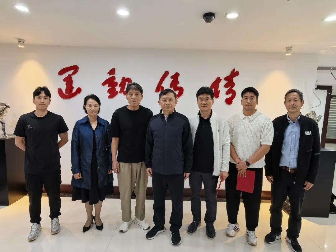 吴柱蒲(右三)金光容(左一)郑熙树(右二)