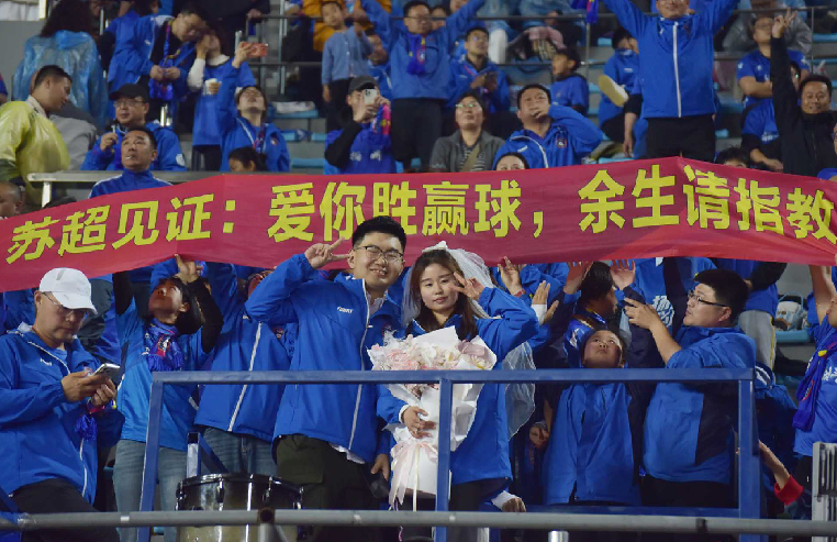 这个足球夜：从呐喊到相拥，从祝福到坚守