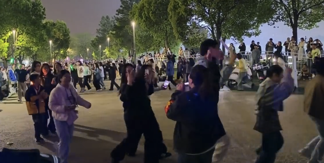 场馆外，大批没有抢到票的歌迷自发大合唱。