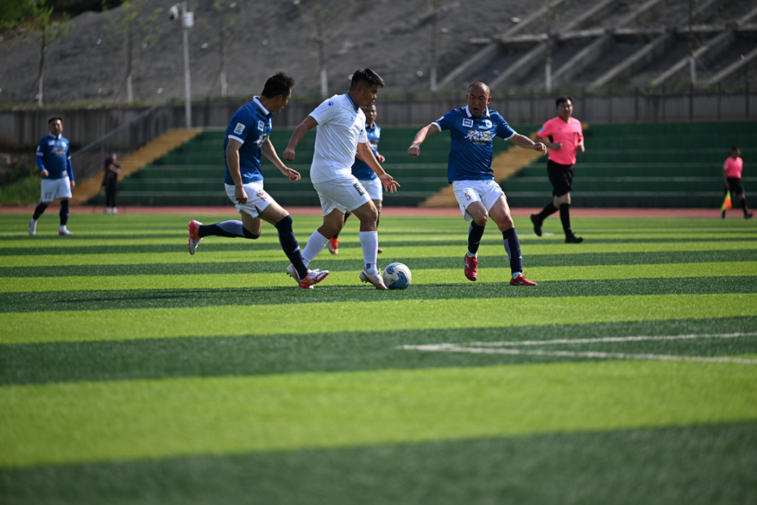 4月11日，云岩队球员（白色球衣）和花溪队球员在比赛中拼抢。 贵阳日报融媒体记者 徐坚 摄