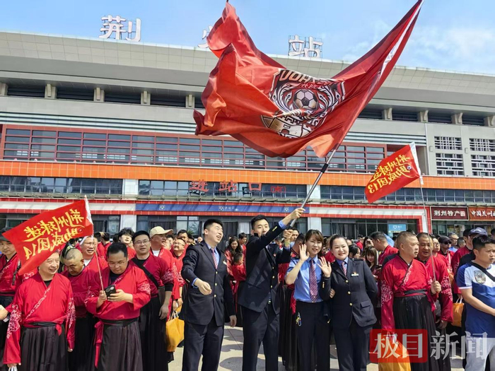 “楚王出征，战无不胜！”1500名荆州队球迷坐专列出征