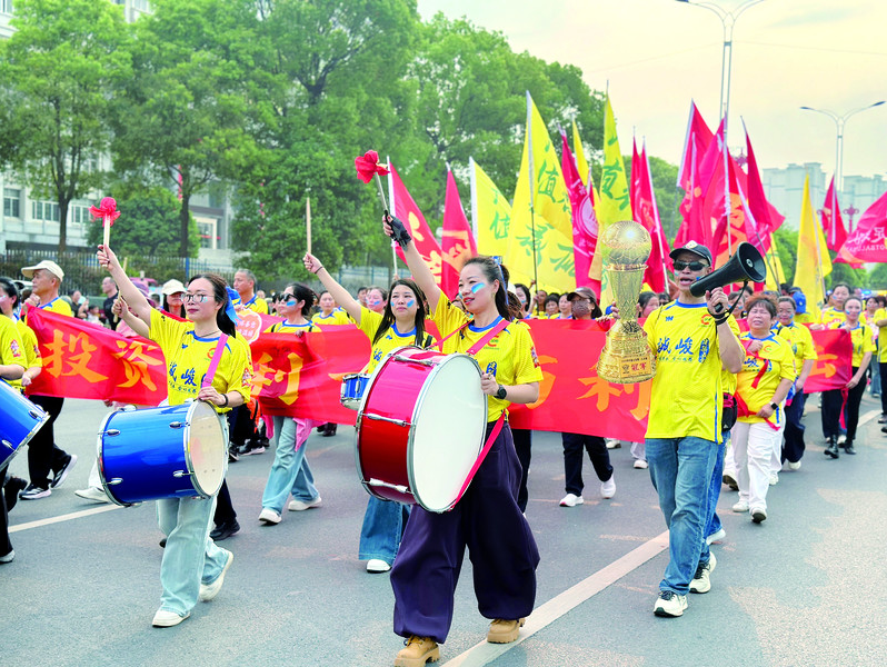 △“炸街”活动中，肇庆球迷打出“投资金利 一本万利”标语。肇庆市融媒体中心记者 刘浩辉 摄