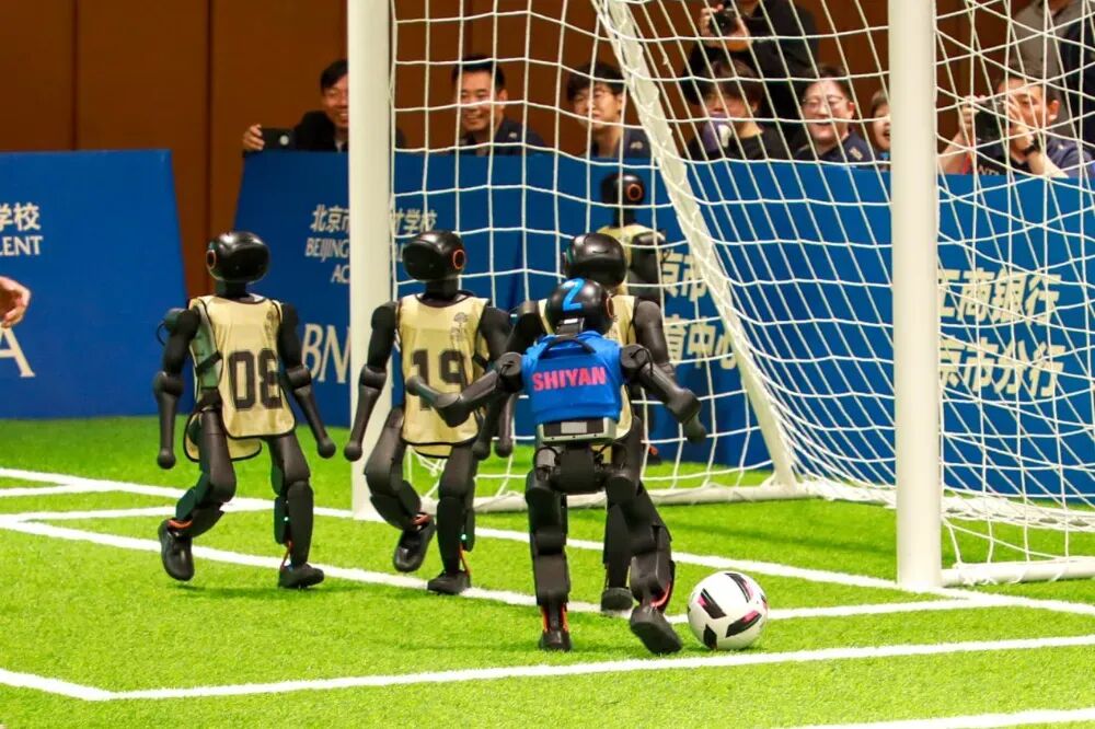 北京中学生人形机器人足球赛“开球”