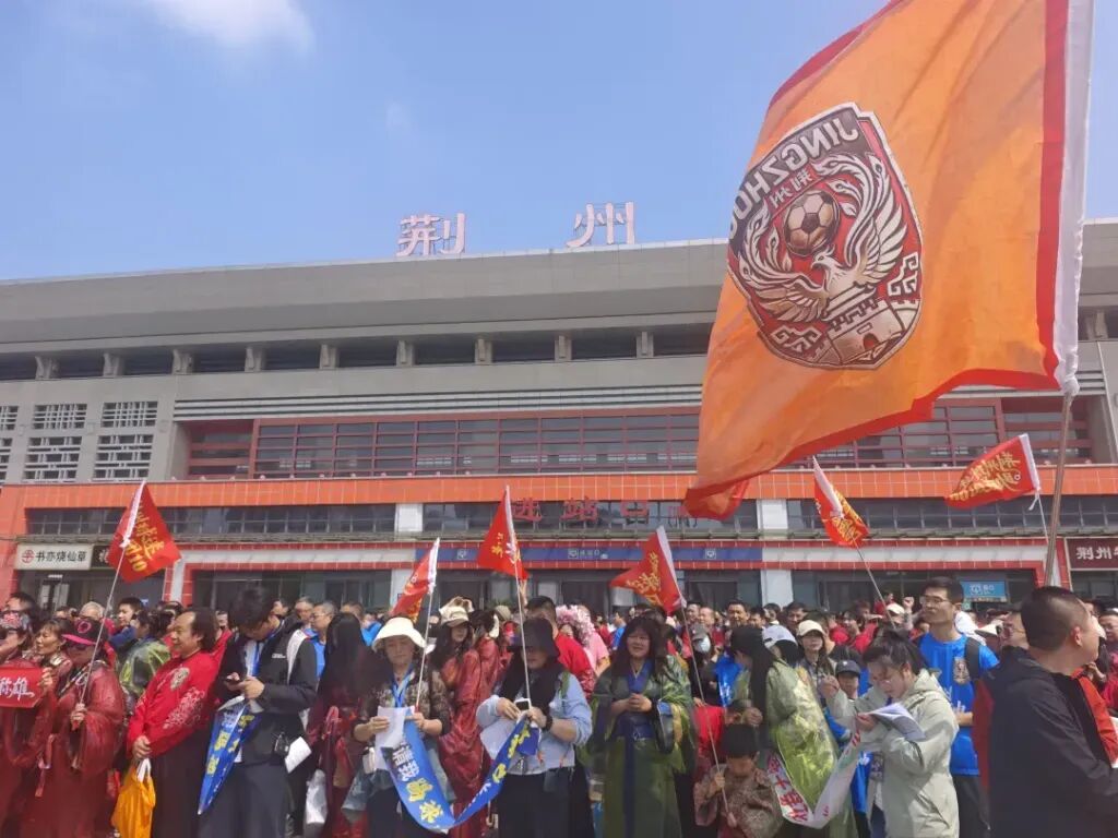 楚超名场面预定：市长走进球迷专列，带头喊 “荆州必胜”