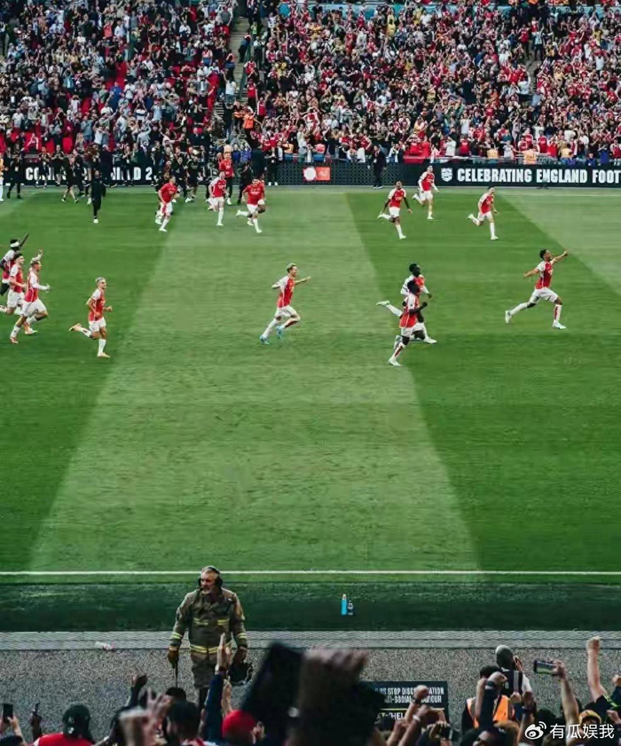 热刺砸20亿直冲降级区！阿森纳夺冠，伦敦只剩一种颜色？