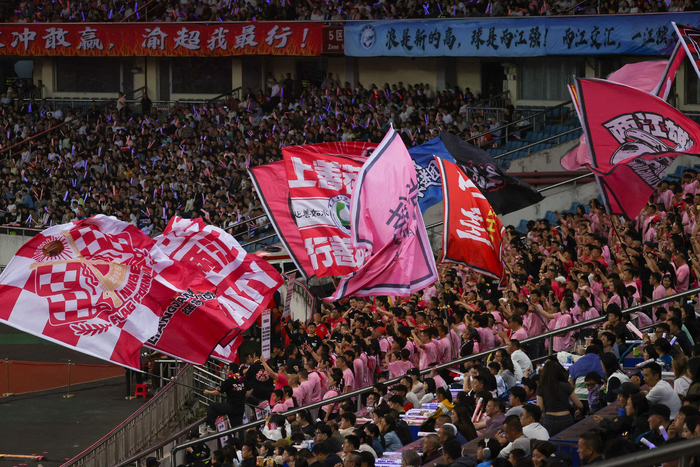 ▲2026年4月12日，重庆奥体中心，“渝超”决赛现场，球迷们为球队加油呐喊。记者 尹诗语 摄