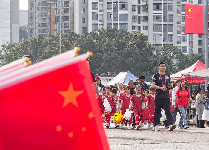 ▲2026年4月12日，重庆奥体中心，球迷们陆续入场。记者 李雨恒 摄