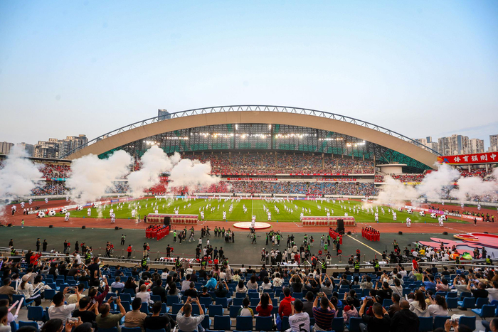 ▲2026年4月12日，重庆奥体中心，“渝超”决赛现场，开赛前精彩的文艺表演。记者 尹诗语 摄
