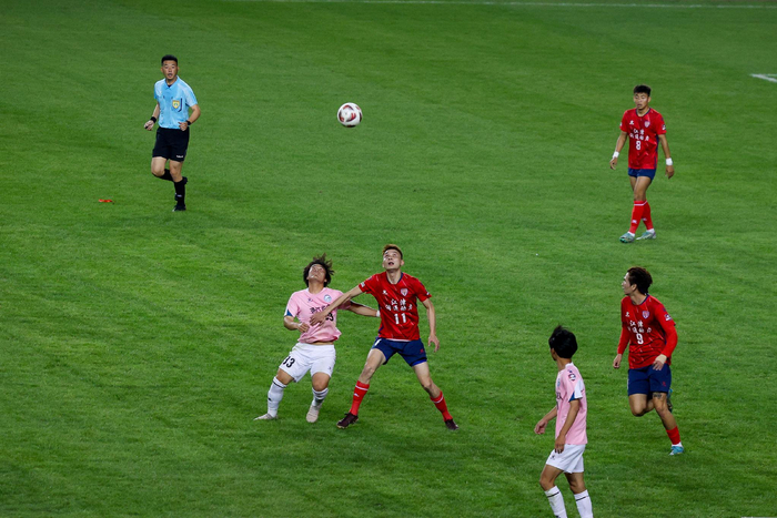 ▲2026年4月12日，重庆奥体中心，“渝超”决赛现场，双方球队队员在场上激烈拼抢。记者 尹诗语 摄