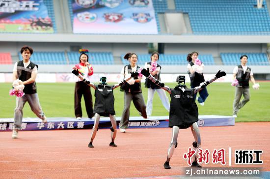 图为：人形机器人在开场仪式上亮相表演。中新社发 李姹红 供图