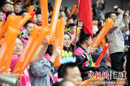 图为：观众为赛场上的快递小哥等球员加油助威。中新社发 李姹红 供图