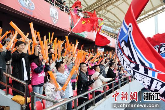图为：观众为赛场上的快递小哥等球员加油助威。中新社发 李姹红 供图