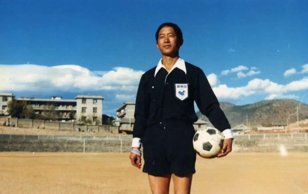 纳西族足球裁判和世同。