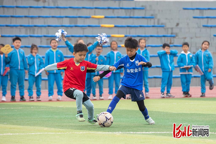 雄安史家胡同小学踢“班超”联赛 享足球快乐